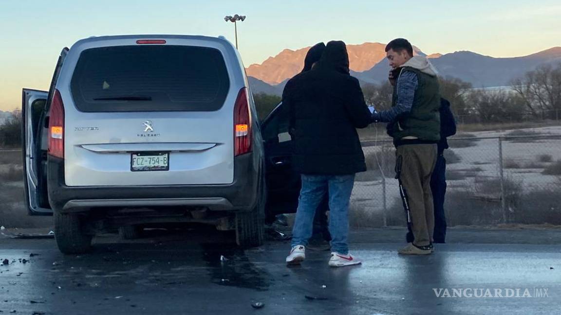 Trailero provoca caos vial y huye, en la carretera Monterrey-Saltillo