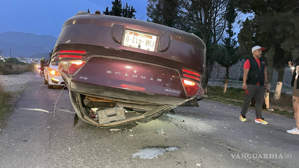 Conductor ebrio provoca choque y vuelca frente a la UAAAN, en Saltillo