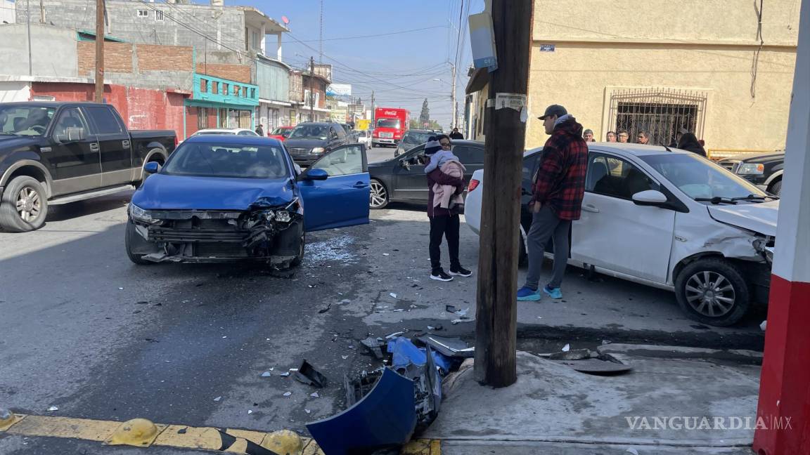Chocan tres vehículos en céntrica zona de Saltillo; no hubo lesionados