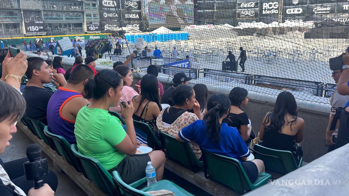 $!30 niños saltillenses fueron los afortunados al presenciar el ensayo del Grupo Firme, antes de su presentación en el Parque Francisco I. Madero.