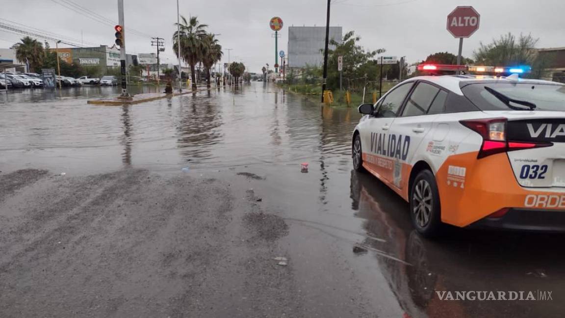 Cierran cruceros que presentan acumulación de agua en Torreón