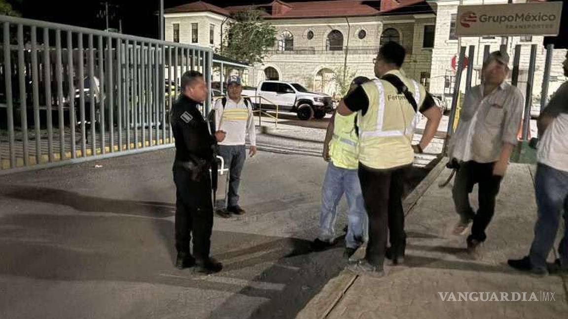 $!Elementos de la Fiscalía General del Estado realizaron las diligencias correspondientes en los patios de Ferromex, luego del reporte de un robo frustrado y posterior asesinato.