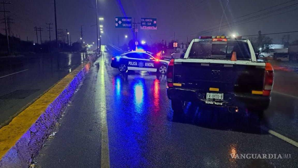 $!El alcalde Carlos Villarreal supervisa las medidas preventivas tras el accidente provocado por el pavimento congelado.