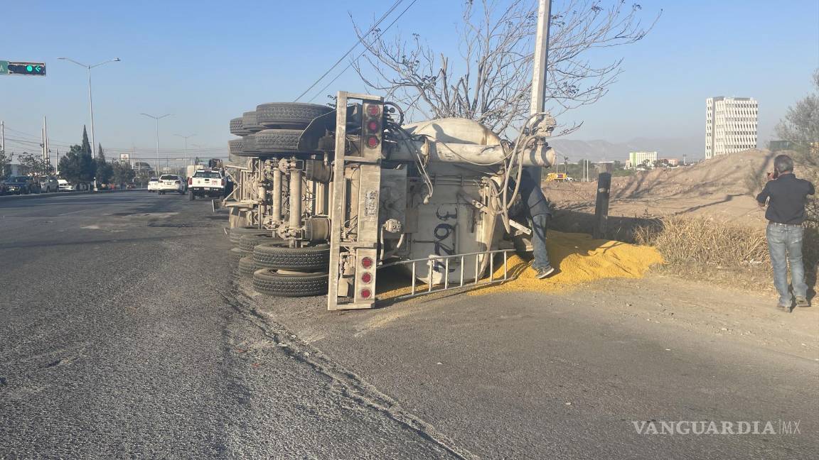 Tráiler vuelca por exceso de carga y derrama 20 toneladas de alimento para gallo en Saltillo