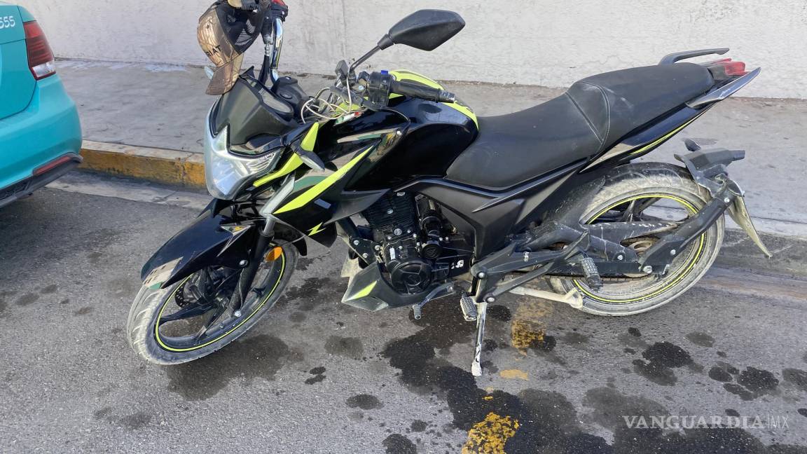 Hombre salía de su trabajo y se lleva a motociclista; lo deja lesionado