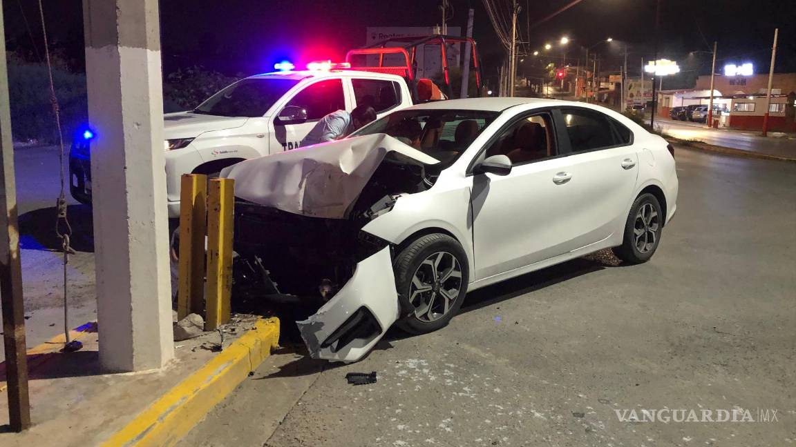 $!El impacto provocó graves daños en la fascia delantera del coche.