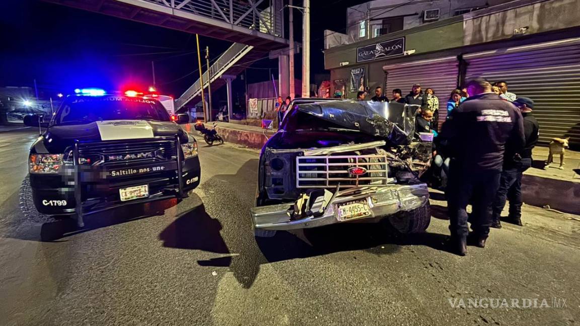 $!Elementos de tránsito aseguraron el área tras el choque frontal para prevenir más accidentes.