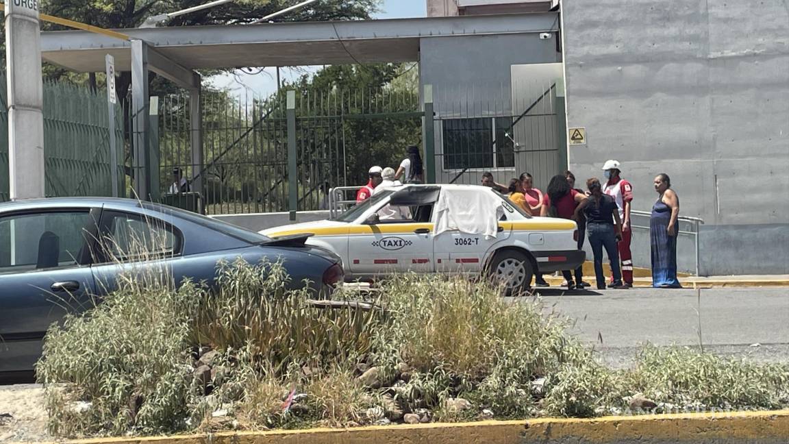 Lleva a su padre a consulta por fuerte dolor en el pecho y fallece afuera del hospital en Saltillo