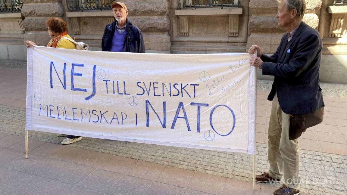 $!Un pequeño grupo de personas se manifiesta contra la solicitud de ingreso de Suecia en la OTAN, frente al Parlamento sueco en Estocolmo, Suecia.