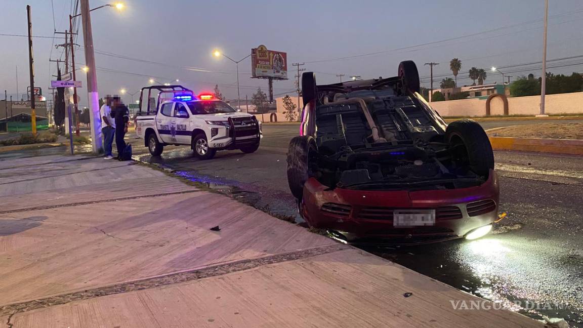 $!Elementos de Tránsito Municipal llegaron al lugar para investigar las causas del volcamiento.