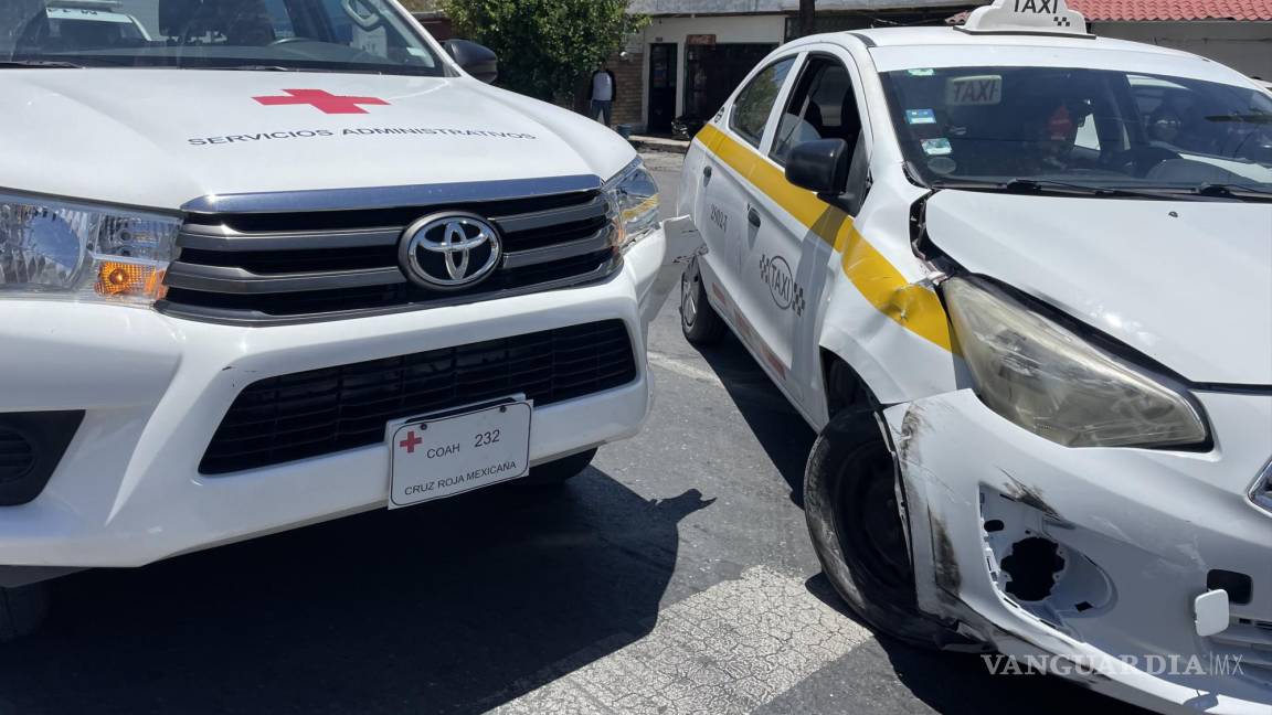 Cambia taxi de carril y choca contra camioneta de Cruz Roja en Saltillo
