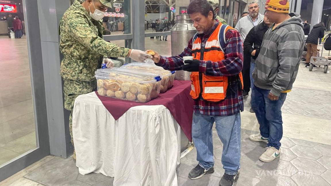 Soldados reparten café y pan en la Central de Autobuses de Monterrey ante bajas temperaturas