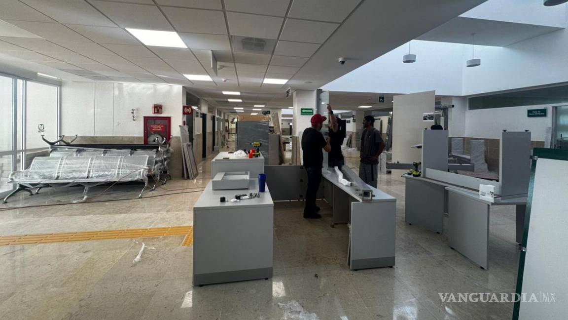 $!Trabajadores colocan el mobiliario, útimo paso para abrir la nueva clínica.