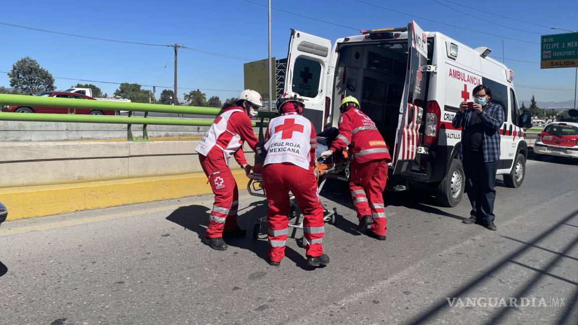 Se le sube la presión al manejar y termina chocando, en Saltillo