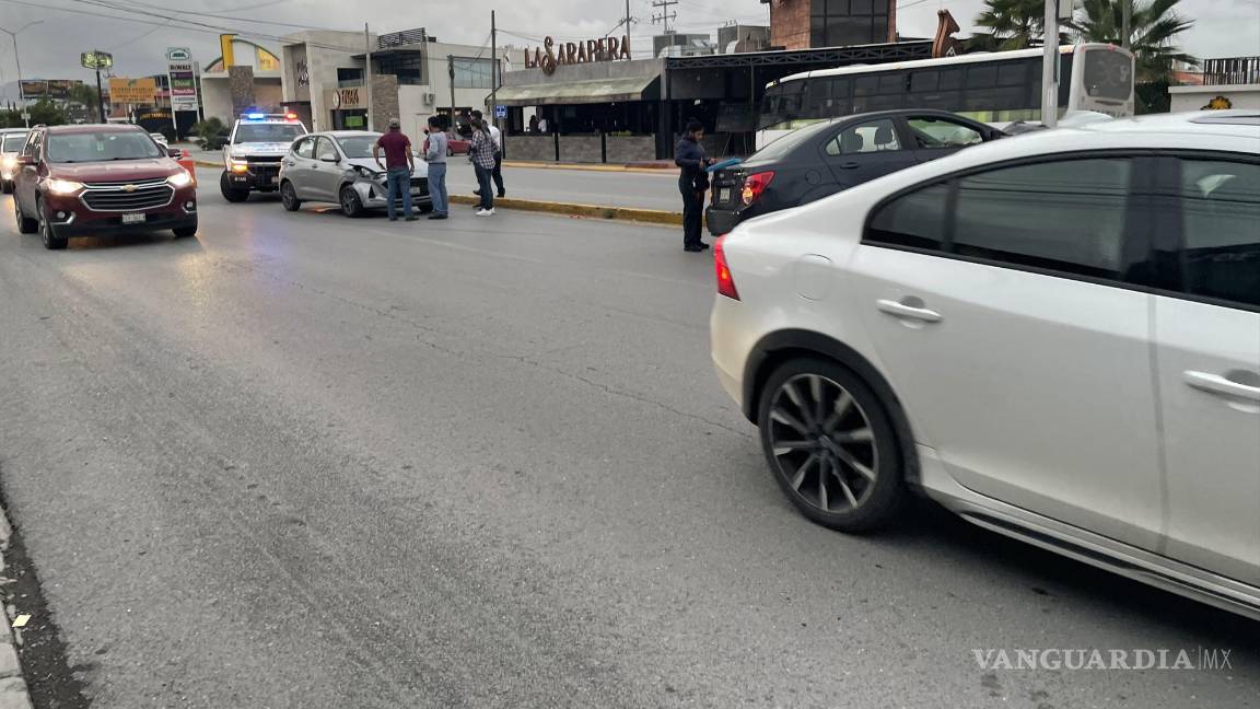 Por ir a exceso de velocidad, vehículo se estrella contra luminaria y casi la derriba en Saltillo