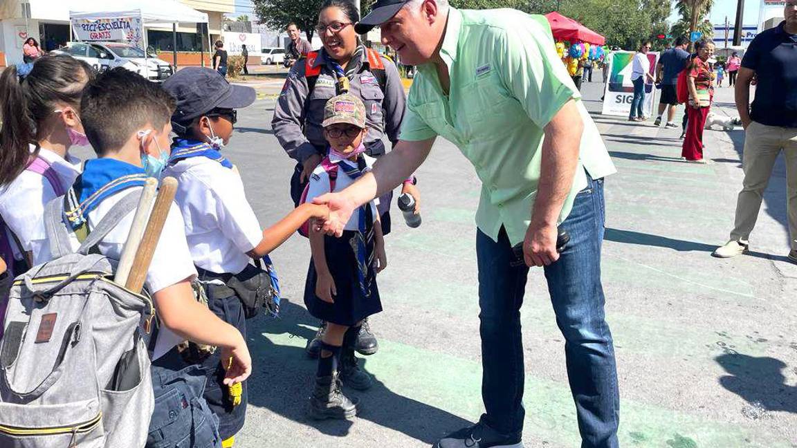 Román Alberto Cepeda, alcalde de Torreón, recorre el Paseo Colón