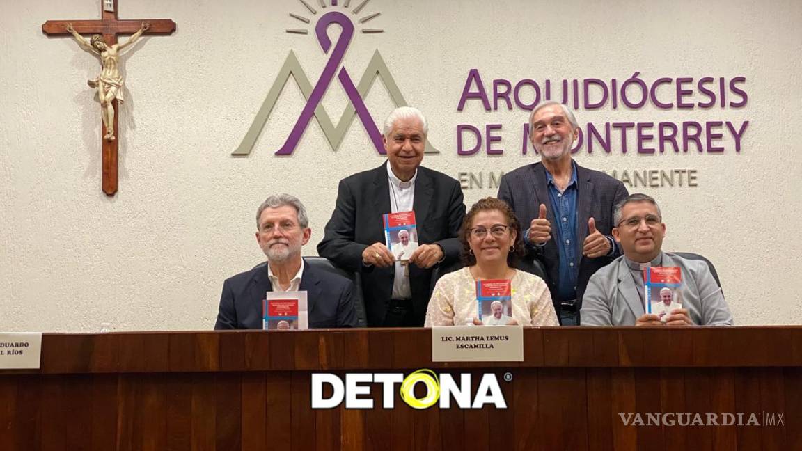 $!El autor del libro, a la derecha arriba, con los presentadores de la obra.