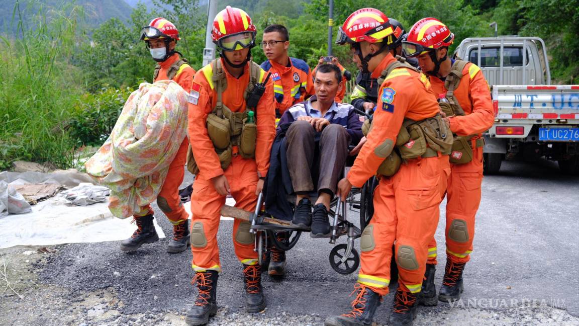 $!Los equipos de rescate evacuan a los heridos tras el terremoto en el condado de Luding, prefectura de Ganzi, provincia de Sichuan, China.