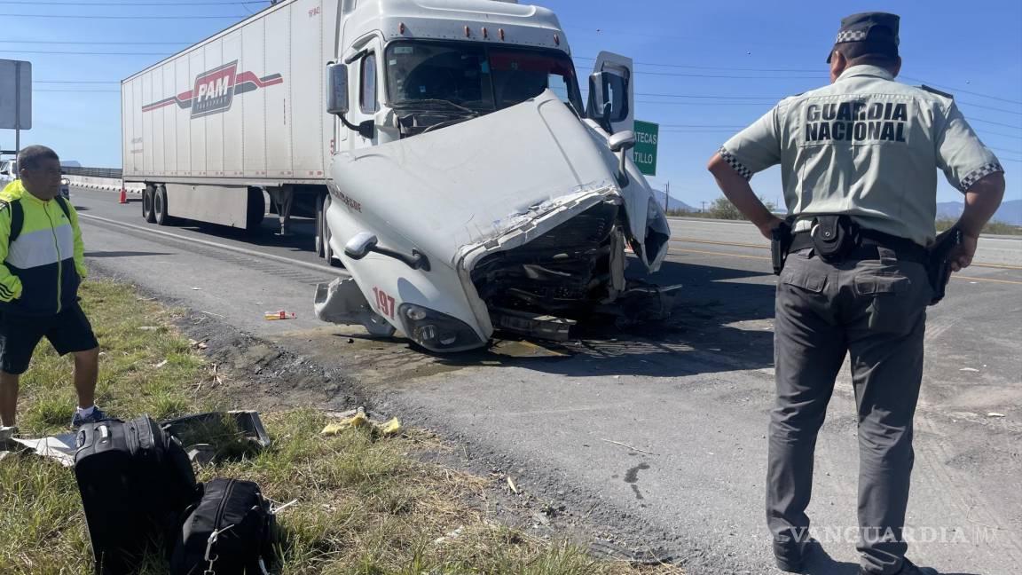 Autobús toma ruta equivocada y es impactado por tráiler en Derramadero; abandona a pasajeros