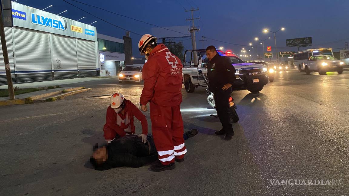 Cambia de carril sin precaución y provoca choque con motociclista en Saltillo