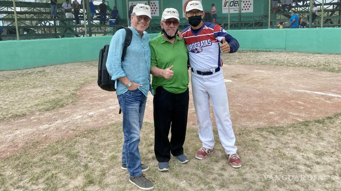 $!Al centro, Rafael Reyes Montemayor, con el mánager de uno de los equipos que patrocinan los sindicatos de los cuales es secretario general.