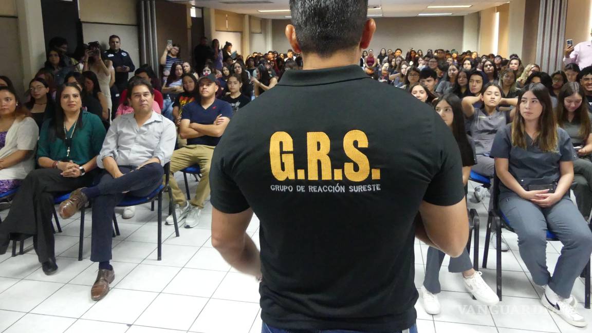 $!El comisionado Miguel Ángel Garza Félix dialogó con estudiantes y docentes sobre la integración a los grupos de seguridad vía WhatsApp.