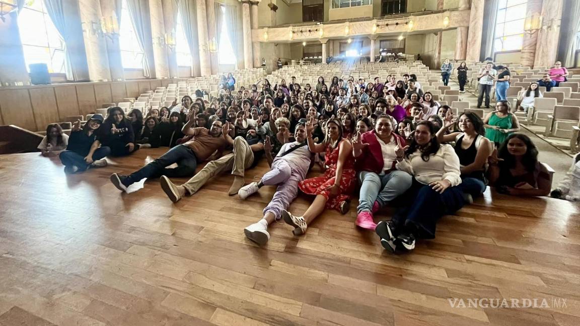 $!La activista se tomó la foto del recuerdo con los asistentes a su conferencia.