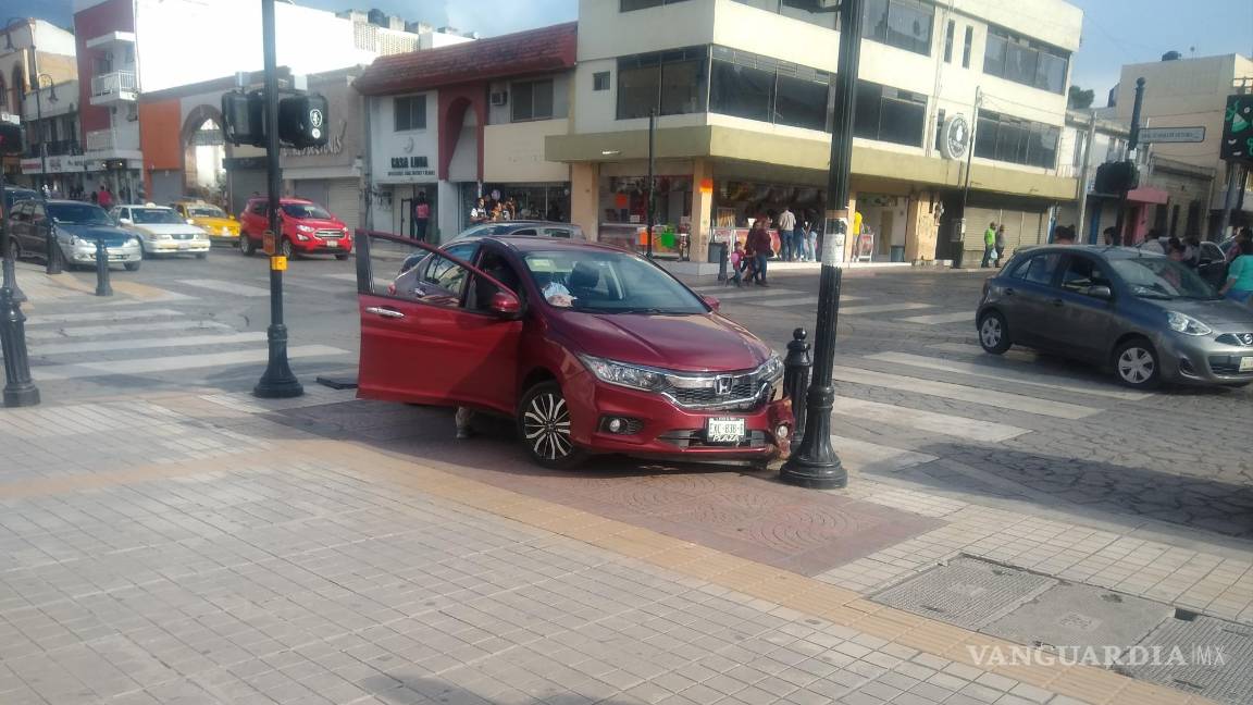 Anciano se sube a la banqueta con todo y auto, en Saltillo
