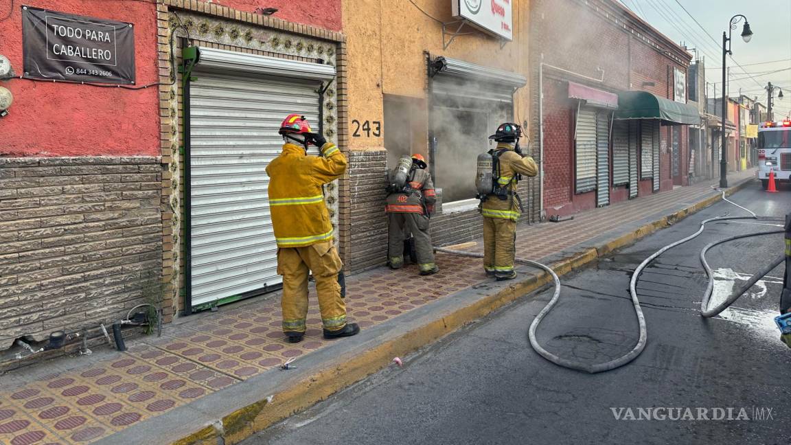 Humo y llamas alertaron sobre incendio en negocio de Ramos Arizpe