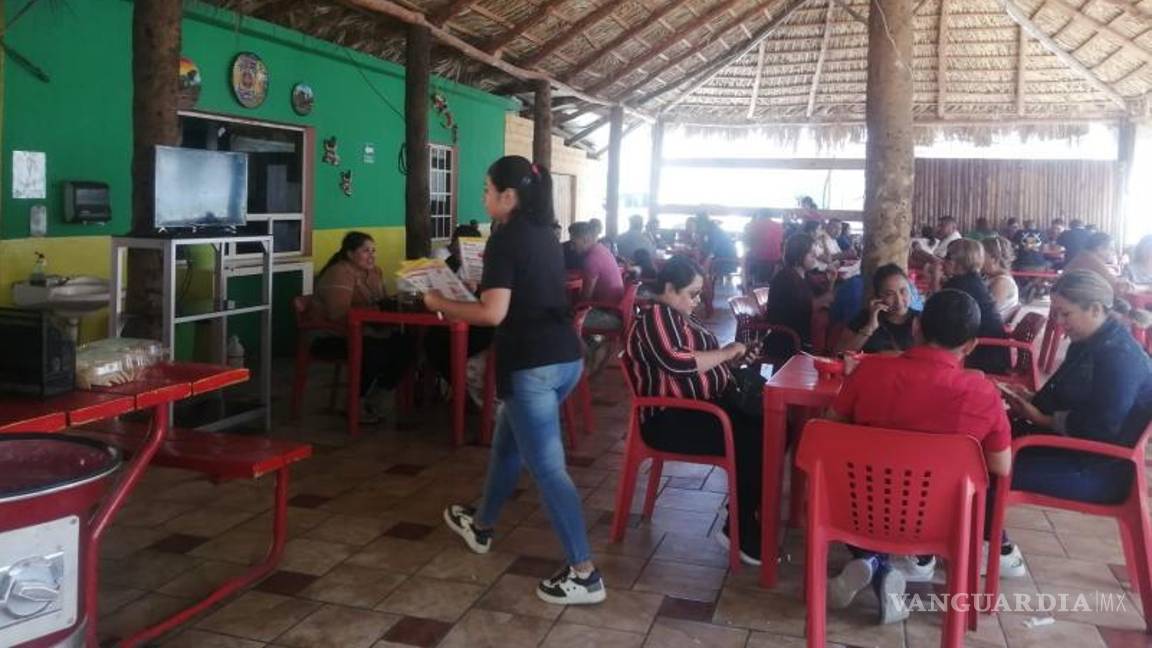 $!Visitantes disfrutan de las delicias gastronómicas ofrecidas en los puestos a lo largo de la carretera 30 en Frontera, Coahuila.