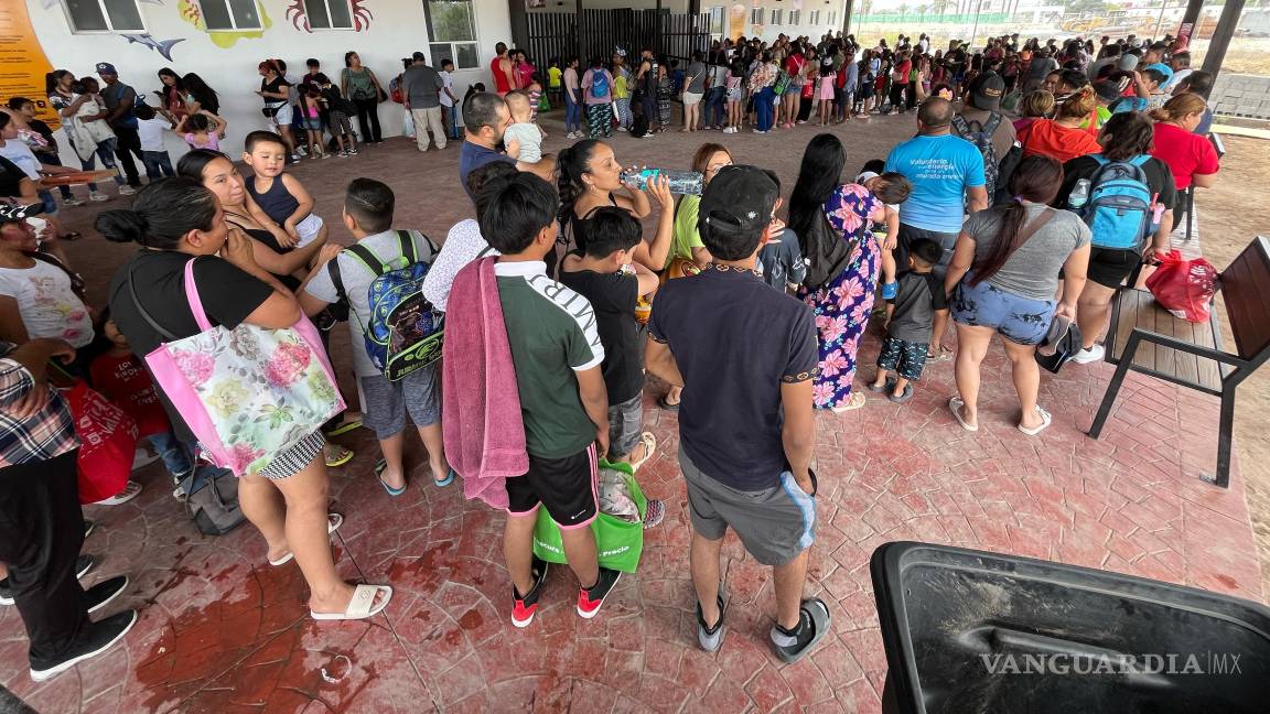 $!Ni llegando temprano se salvan: reportan largas filas y molestia en Aqua Ramos por alta demanda en Semana Santa
