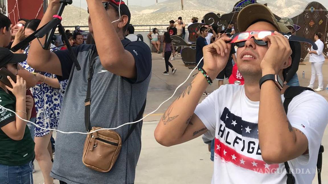 En paseos públicos de Torreón, miles de laguneros observan el eclipse solar