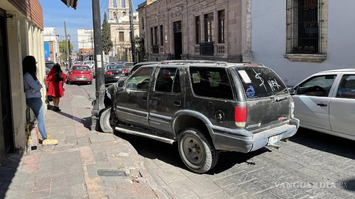 Le fallan los frenos y por poco choca contra la casa del Obispo de Saltillo