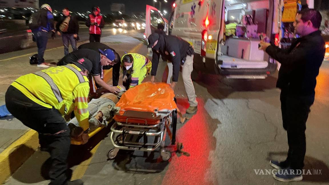 Arriesga la vida de su amigo: pierde control de su moto y acompañante sale volando, en el Periférico LEA de Saltillo