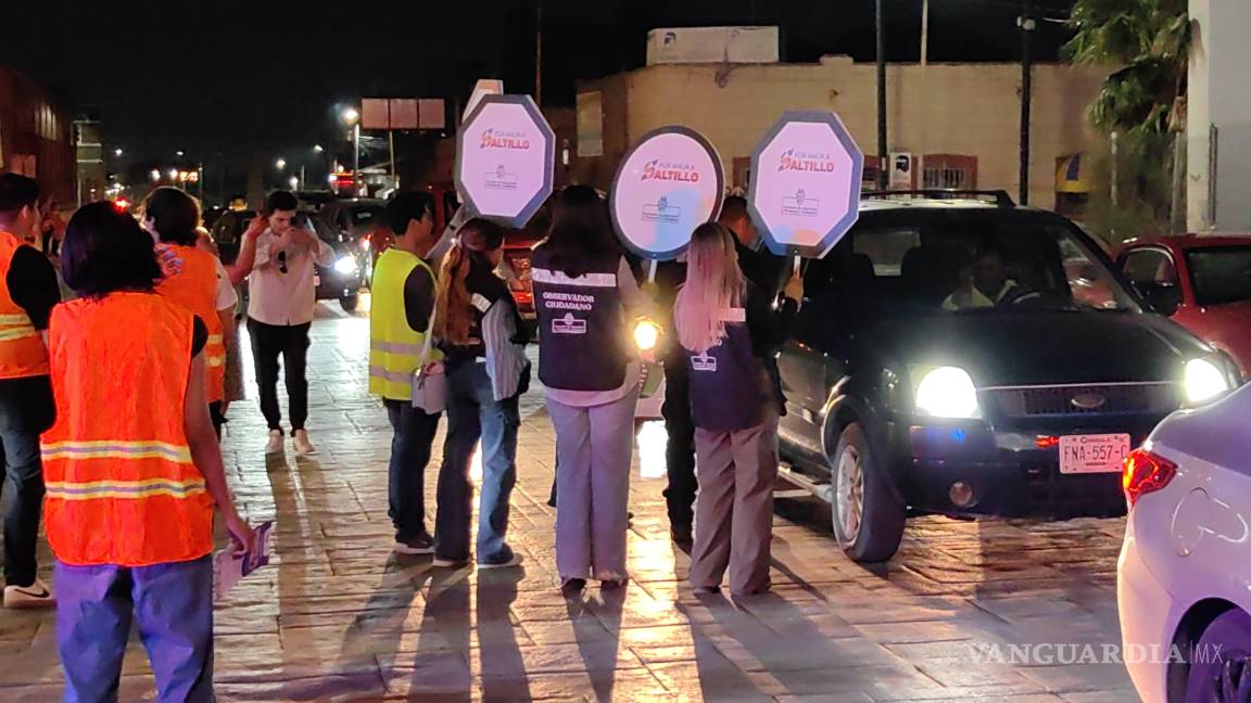 $!Jóvenes del ITS y la UANE entregaron volantes y emitieron recomendaciones a automovilistas en el centro de Saltillo, promoviendo la conducción responsable y el respeto a las normas de tránsito.
