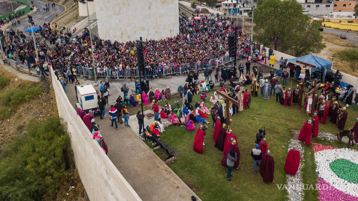 $!Cientos de fieles católicos acuden a las inmediaciones del Mirador.