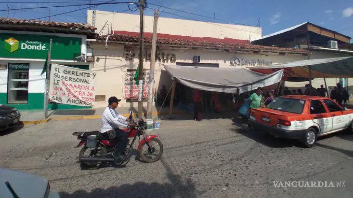 Toman sucursal de Banco Azteca y Elektra en Oaxaca, acusan robo de ahorros a una adulta mayor