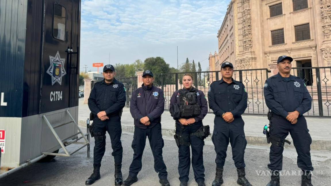 ¡Se visten de héroes 5 policías de Saltillo! Atienden a mujer en labor de parto frente al ITS