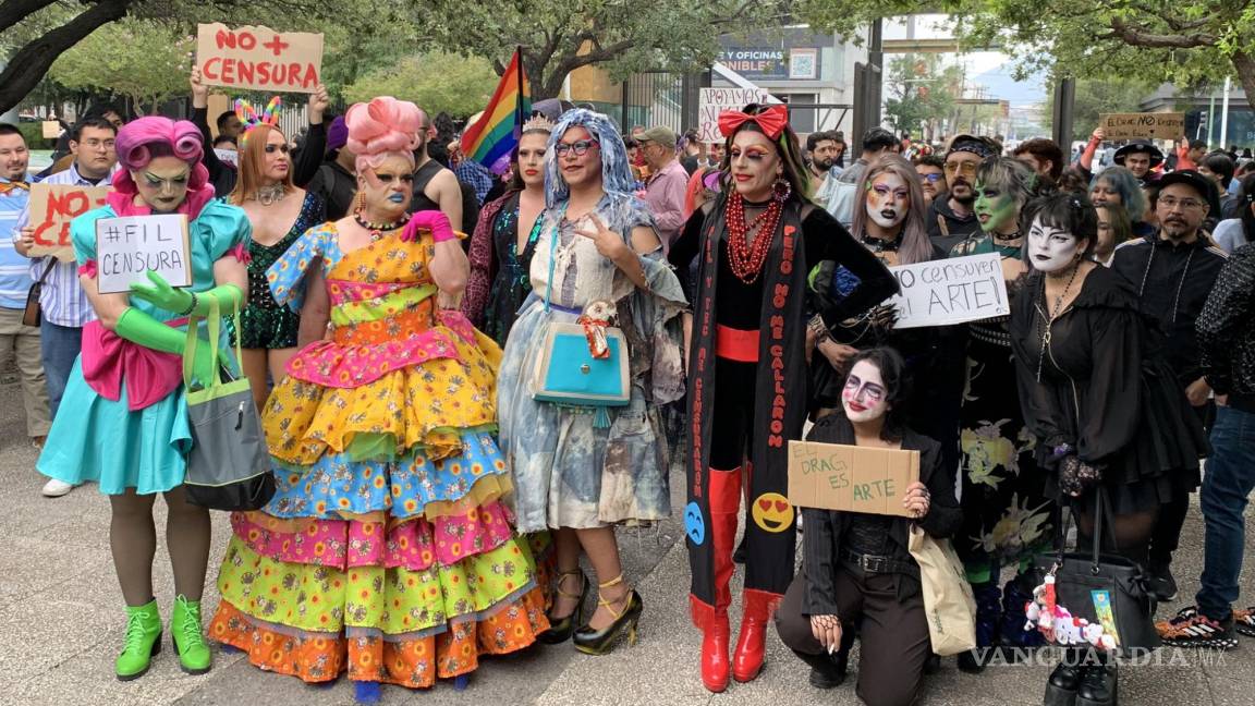 Comunidad LGBT+ se manifiesta en FIL Monterrey 2023 contra la censura
