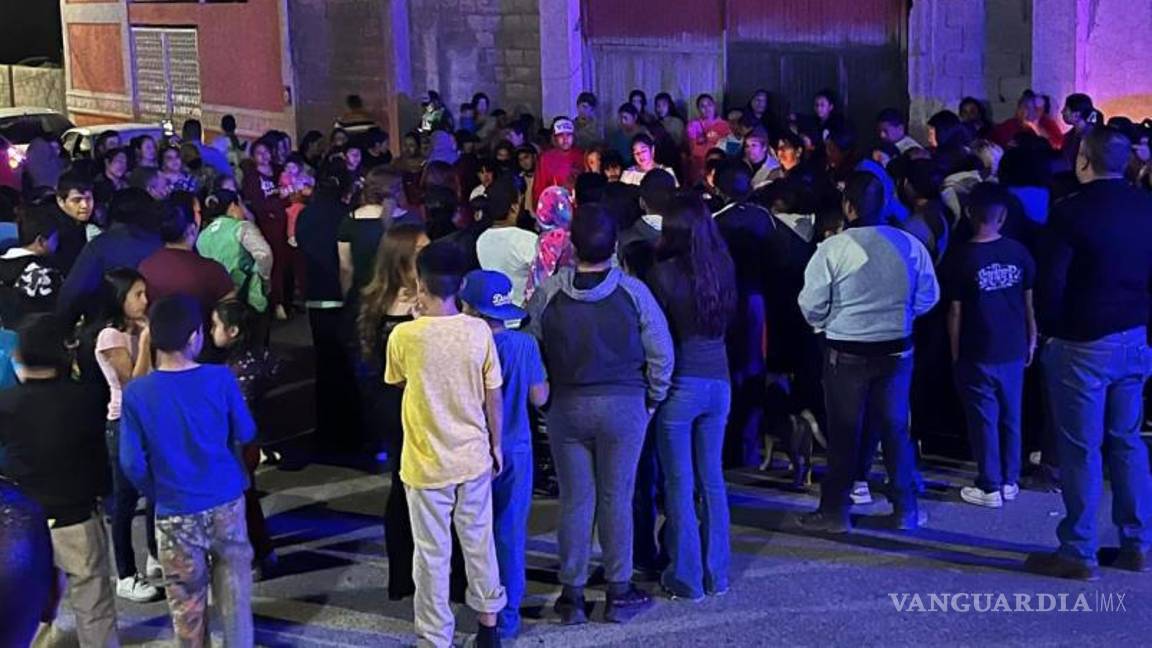 $!Cerca de las 21:30 horas, los vecinos de la colonia de Ramos Arizpe se reunieron en la calle Federalismo.