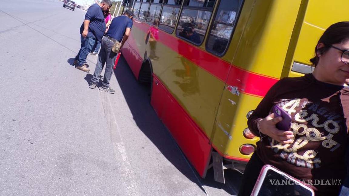 $!El autobús número 22 perdió una llanta en plena autopista, generando caos y temor entre los usuarios.