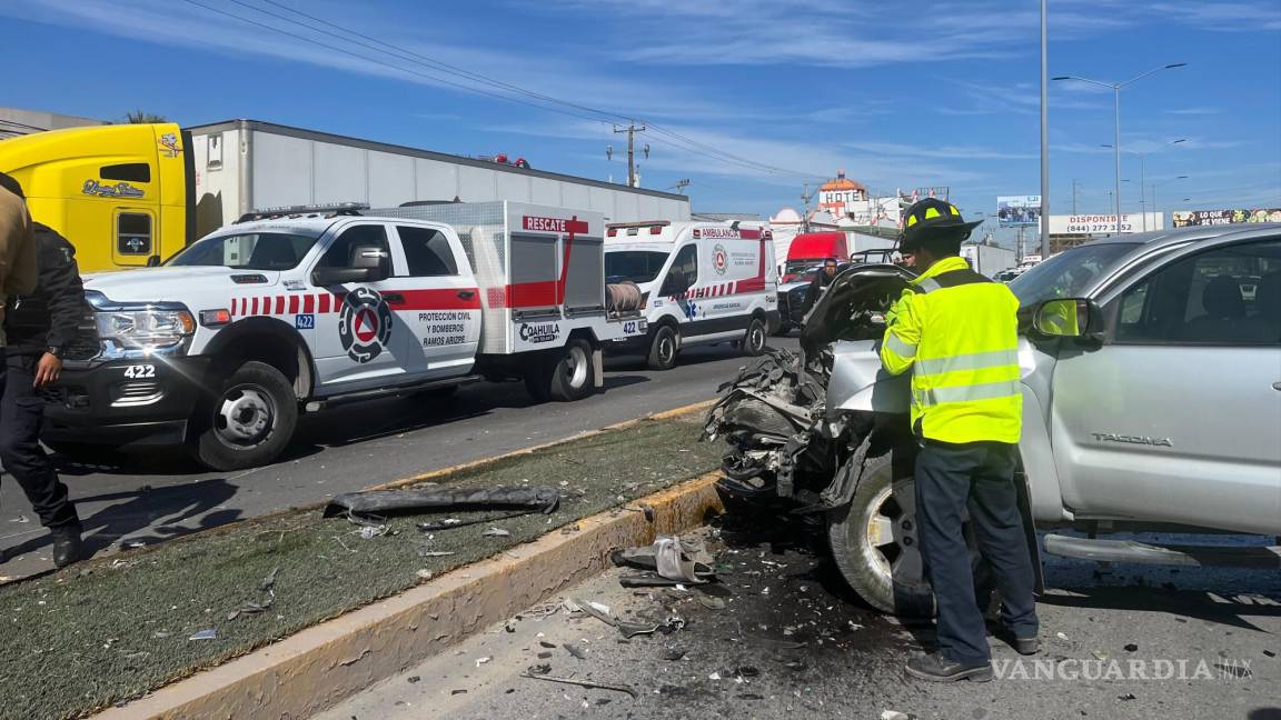 Tráiler choca contra palma, invade carril e impacta camioneta, en Ramos Arizpe