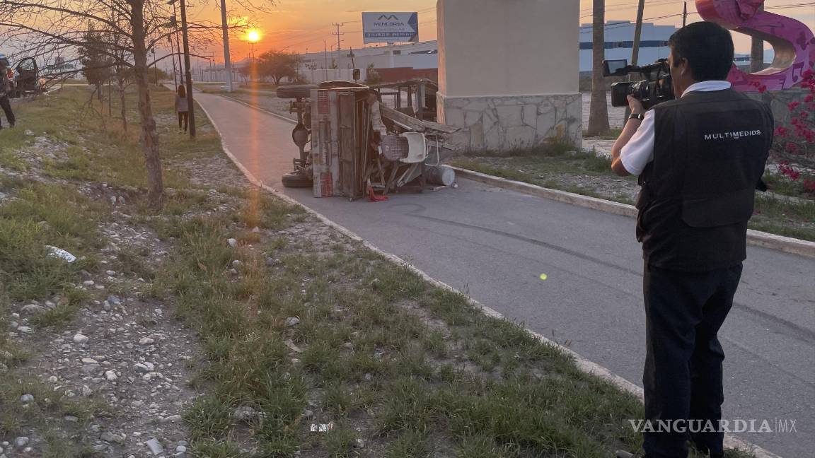 Albañiles correlones vuelcan en la entrada a Saltillo; no hubo lesionados