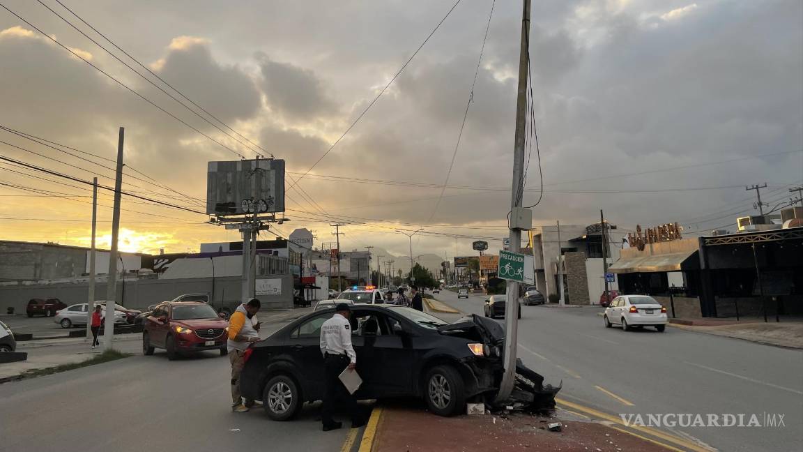 Por ir a exceso de velocidad, vehículo se estrella contra luminaria y casi la derriba en Saltillo