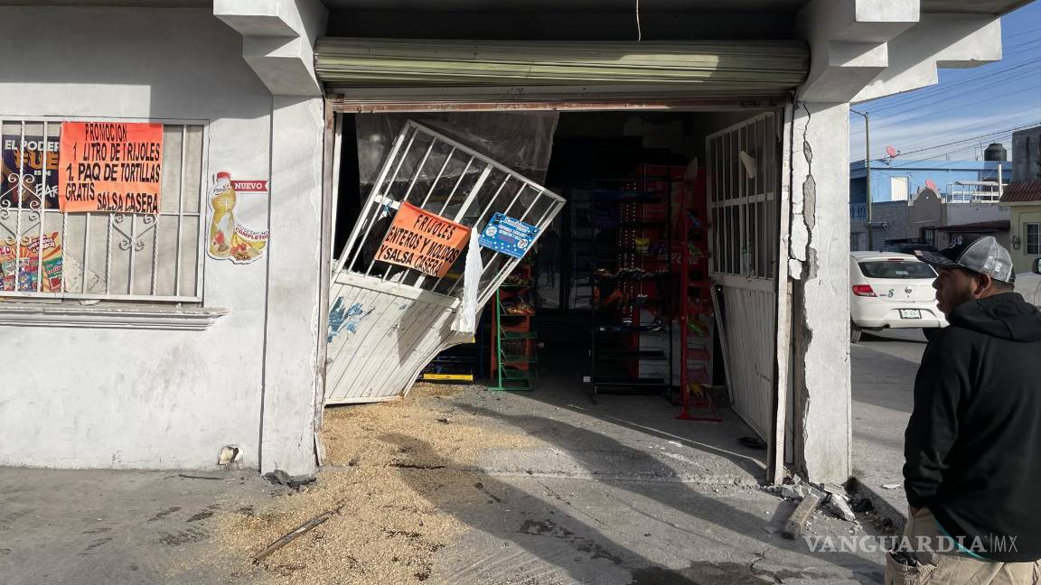 Madre pierde el control de su vehículo y choca contra ‘tiendita’ en Saltillo