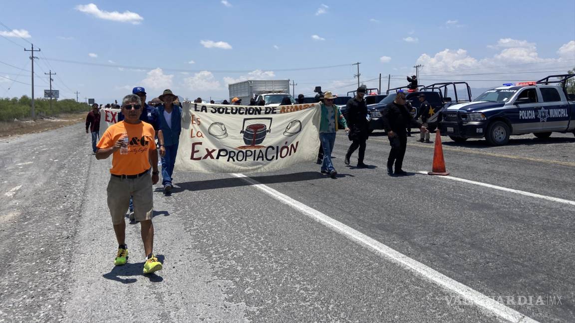 Obreros de AHMSA bloquean y emprenden marcha por la carretera 57; exigen salarios y prestaciones