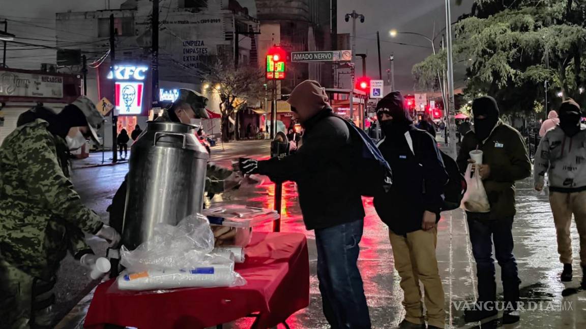 Reparte Ejército pan y bebidas calientes por bajas temperaturas en NL