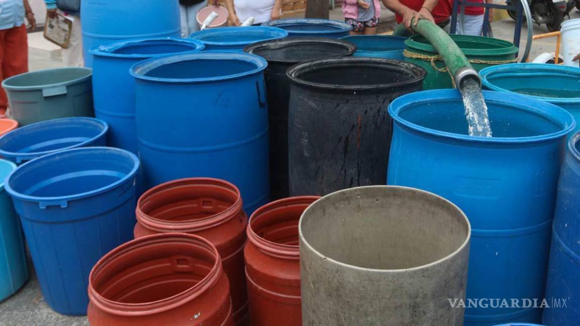 Ante escasez de agua, todo un lío bañarse en Nuevo León