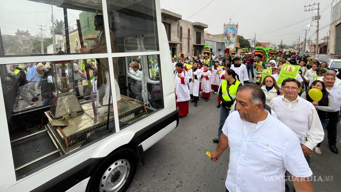 $!Colorida procesión con danzas y cantos recorre las calles de la colonia El Mirador.