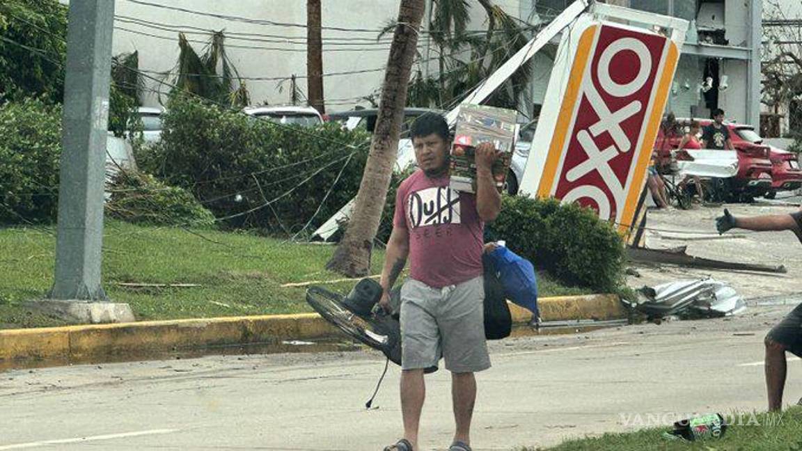 $!Saqueo y rapiña en Acapulco tras paso del huracán Otis; invaden centros comerciales y departamentos